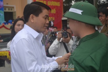 Chủ tịch UBND TP Hà Nội động viên tân binh nhập ngũ