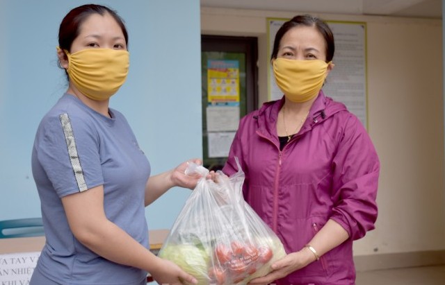 Phòng dịch Covid-19: Tặng 1 tấn rau sạch cho cư dân khu vực cách ly tại quận Ba Đình