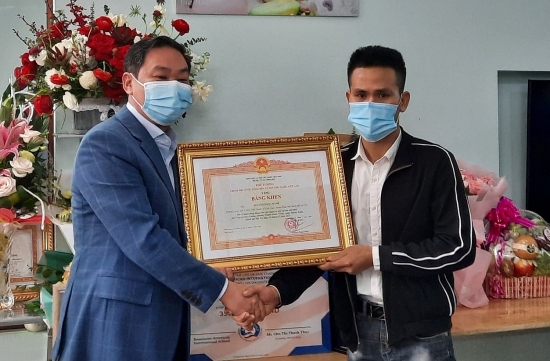 Lãnh đạo thành phố Hà Nội trao Bằng khen của Thủ tướng Chính phủ cho anh Nguyễn Ngọc Mạnh