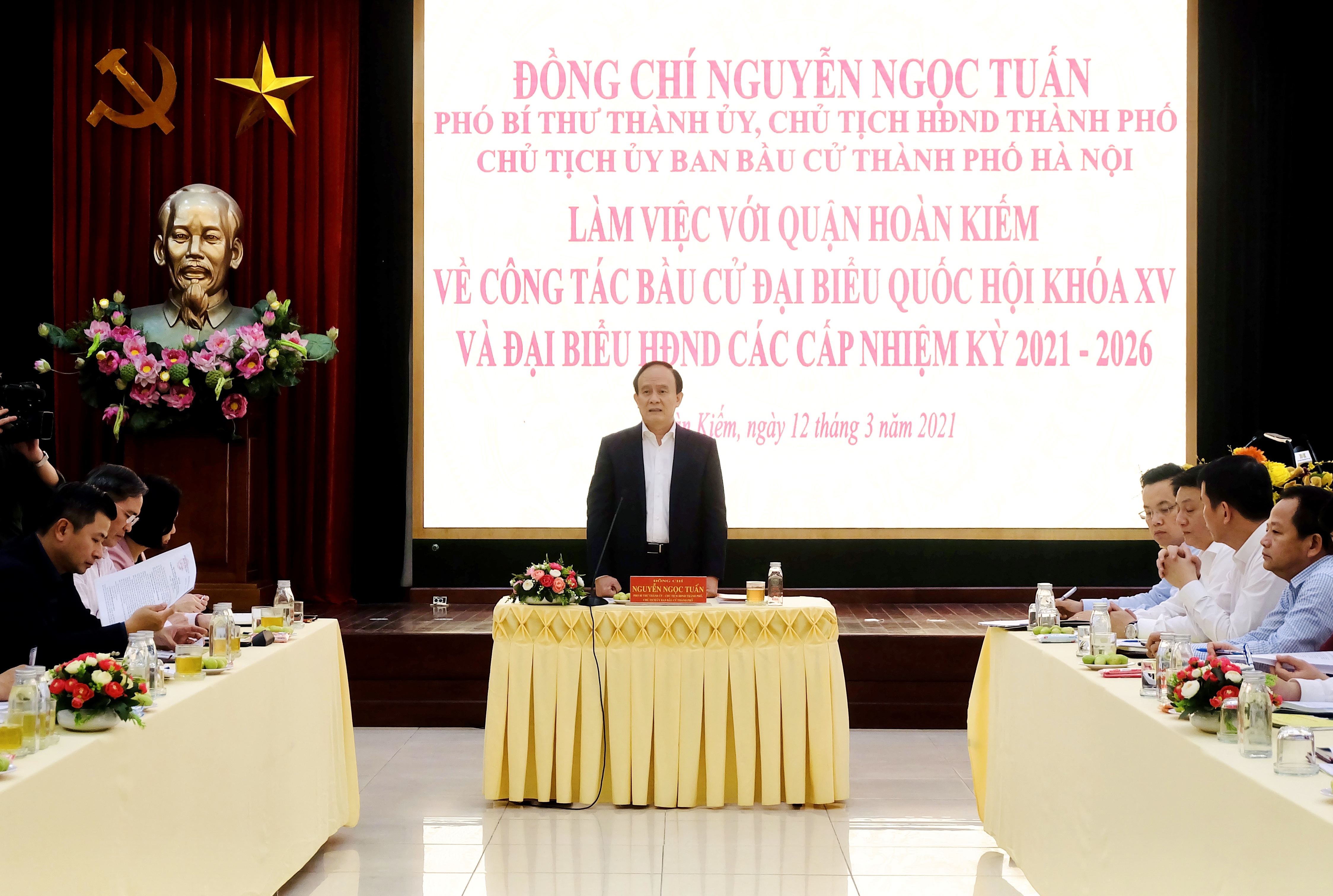 Chủ tịch Hội đồng nhân dân Thành phố kiểm tra công tác bầu cử tại quận Hoàn Kiếm