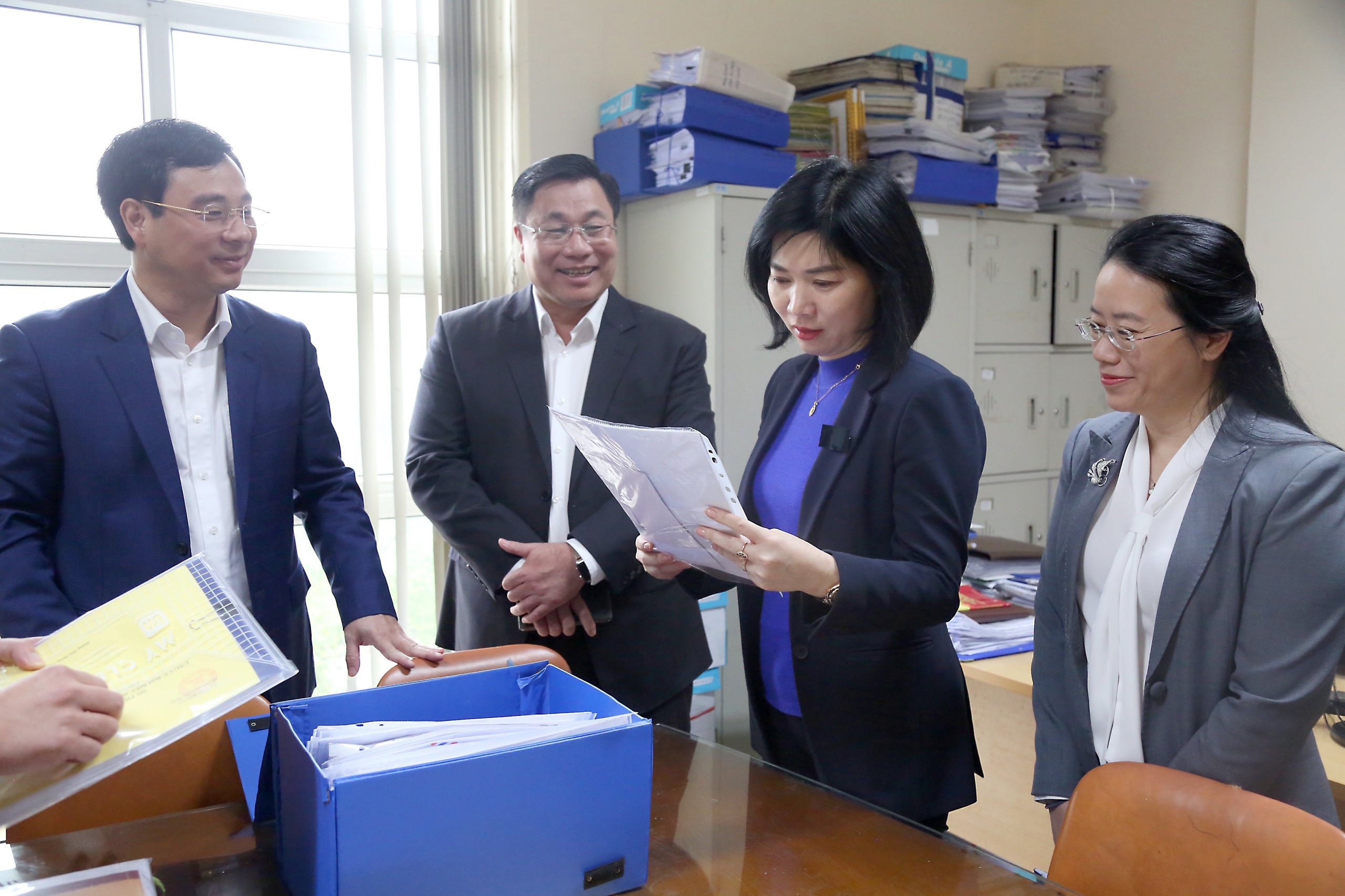 Phó Chủ tịch Hội đồng nhân dân Thành phố Phùng Thị Hồng Hà kiểm tra công tác bầu cử tại quận Hoàng Mai