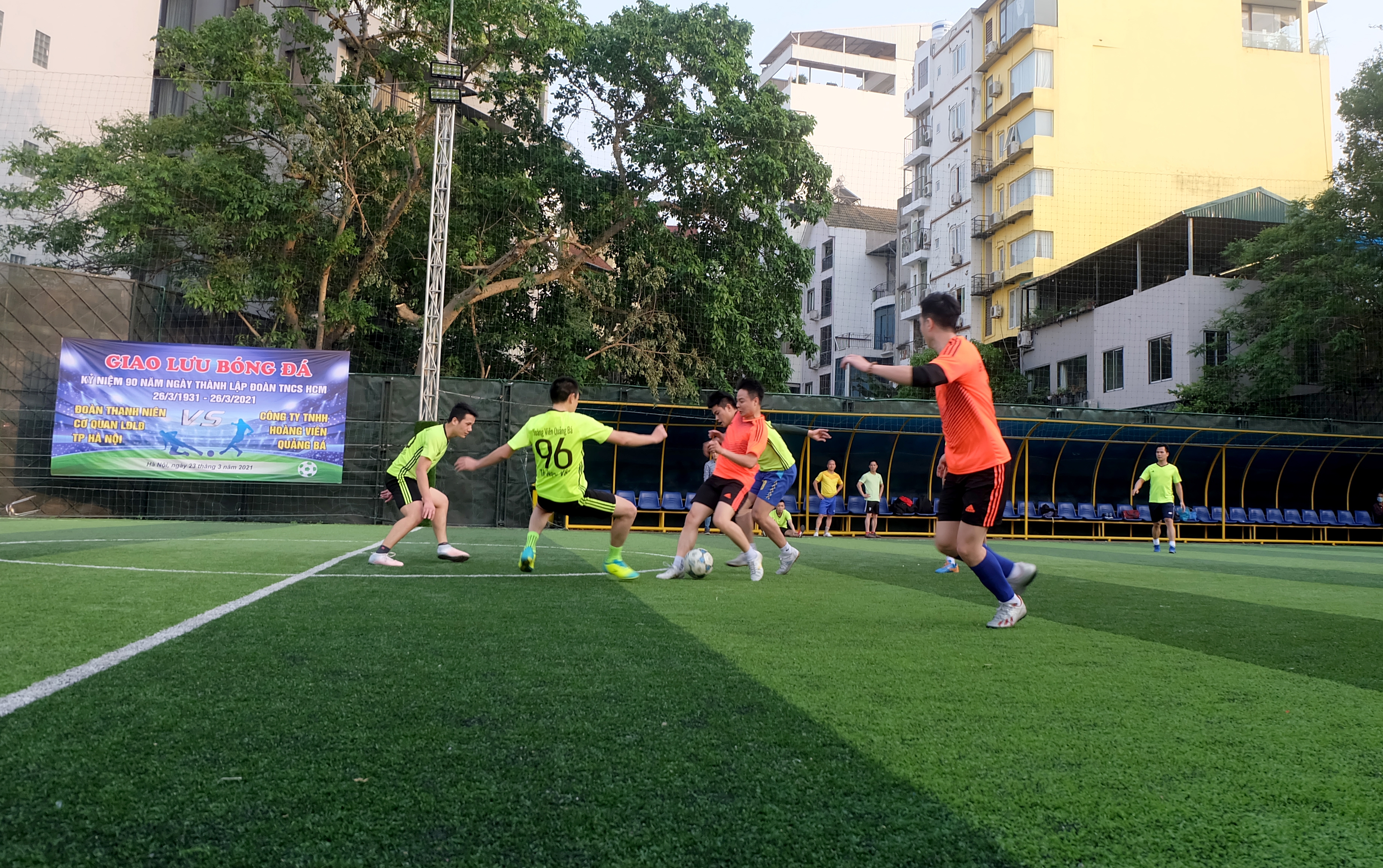 Giao hữu bóng đá giữa Đoàn Thanh niên Cơ quan Liên đoàn Lao động Thành phố và Sedona Hoàng Viên Quảng Bá