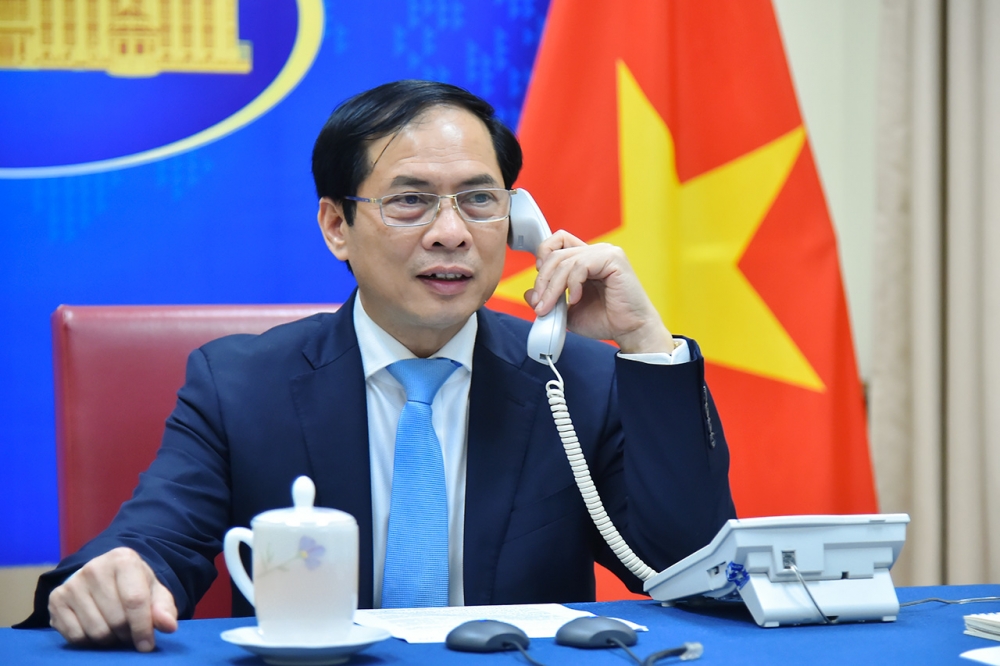 Bộ trưởng Ngoại giao Việt Nam điện đàm với Bộ trưởng Ngoại giao Nga và Ukraine trao đổi về tình hình xung đột tại Ukraine