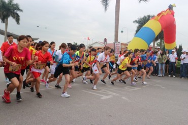 Hàng nghìn người lao động tham gia Giải chạy tiếp sức Ekiden KCN Thăng Long