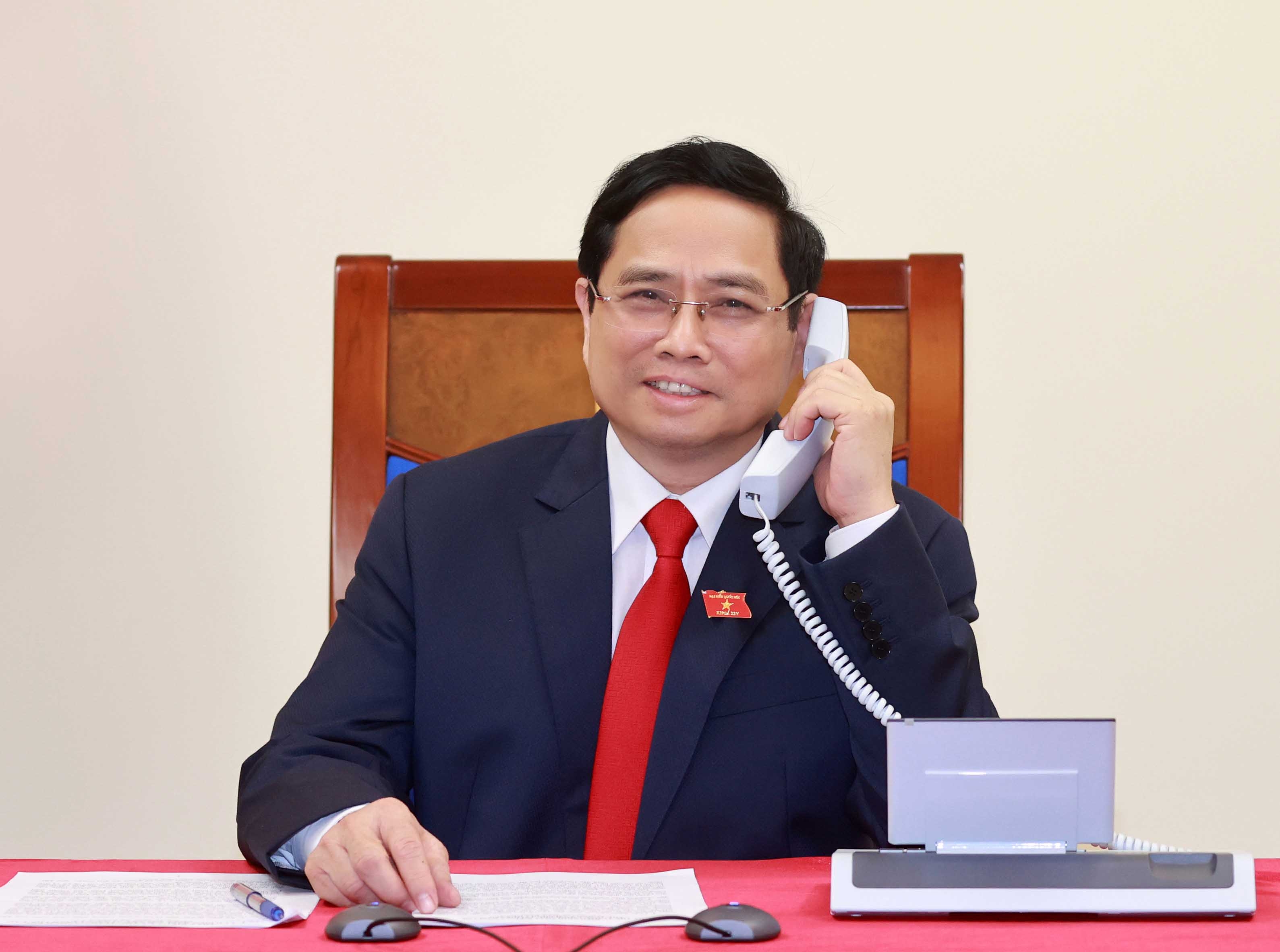 Thủ tướng Lào điện đàm chúc mừng Thủ tướng Chính phủ Phạm Minh Chính