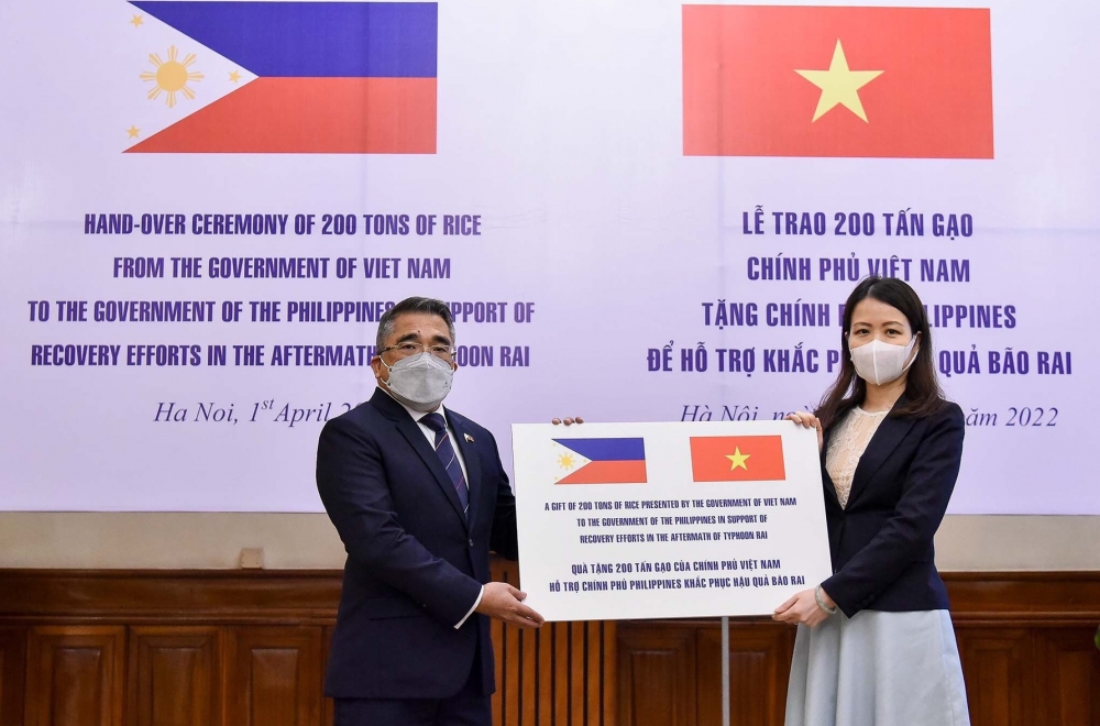 Việt Nam hỗ trợ Phi-líp-pin 200 tấn gạo để khắc phục hậu quả bão Rai
