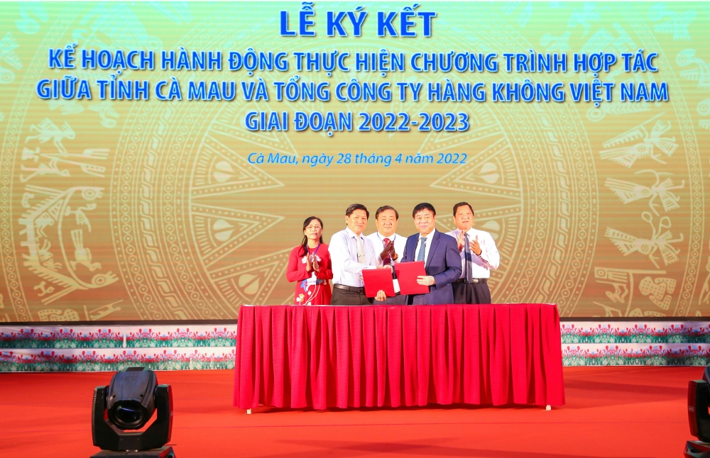 Vietnam Airlines ký kết thỏa thuận hợp tác với tỉnh Bình Định và Cà Mau