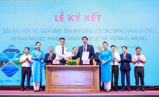Vietnam Airlines ký kết thỏa thuận hợp tác với tỉnh Bình Định và Cà Mau