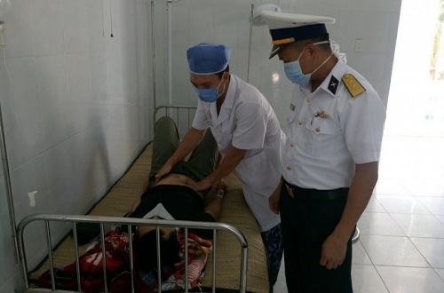 Bác sĩ đảo Song Tử Tây kịp thời cấp cứu ngư dân gặp nạn