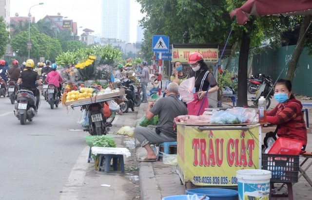 Nhức nhối tình trạng chợ cóc trên phố Cương Kiên