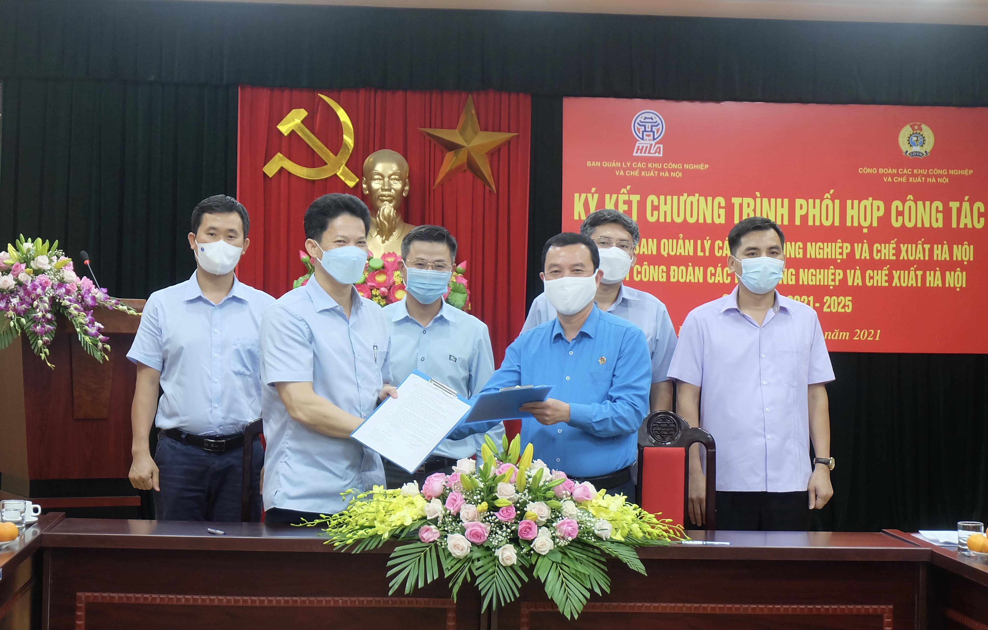 Ban Quản lý và Công đoàn các Khu công nghiệp và chế xuất Hà Nội ký kết chương trình phối hợp công tác