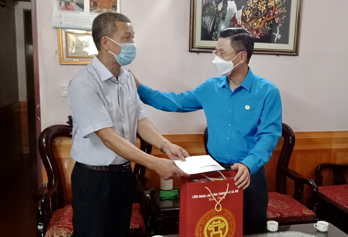 Chủ tịch Liên đoàn Lao động Thành phố Nguyễn Phi Thường thăm, động viên gia đình công nhân bị tai nạn lao động