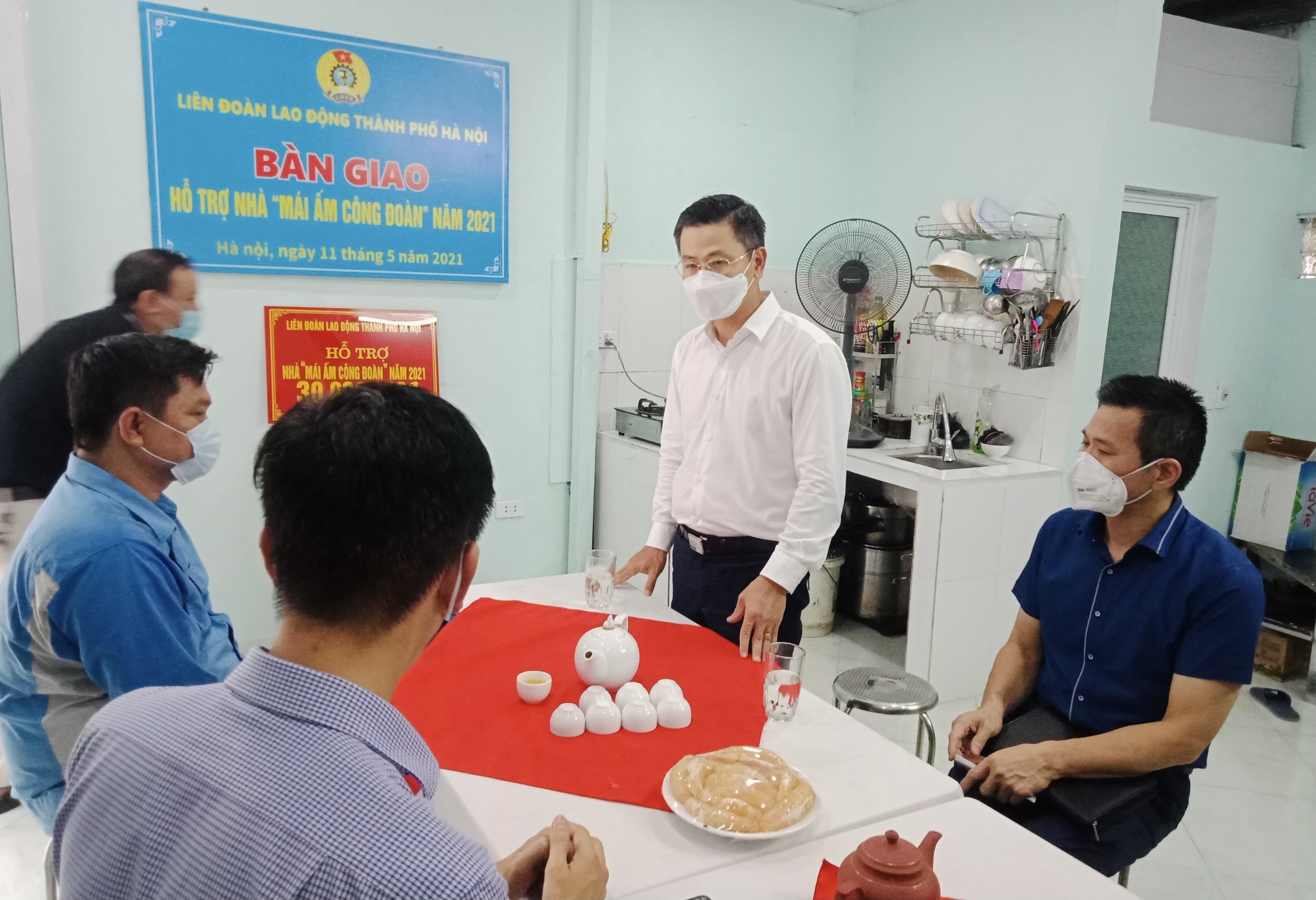 Chủ tịch Liên đoàn Lao động Thành phố Nguyễn Phi Thường trao kinh phí sửa chữa “Mái ấm Công đoàn” cho đoàn viên có hoàn cảnh khó khăn