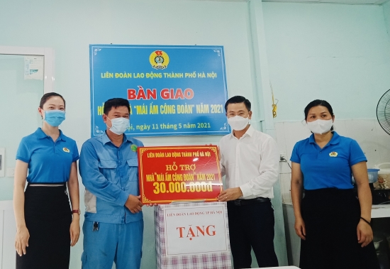 Chủ tịch Liên đoàn Lao động Thành phố Nguyễn Phi Thường trao kinh phí sửa chữa “Mái ấm Công đoàn” cho đoàn viên có hoàn cảnh khó khăn