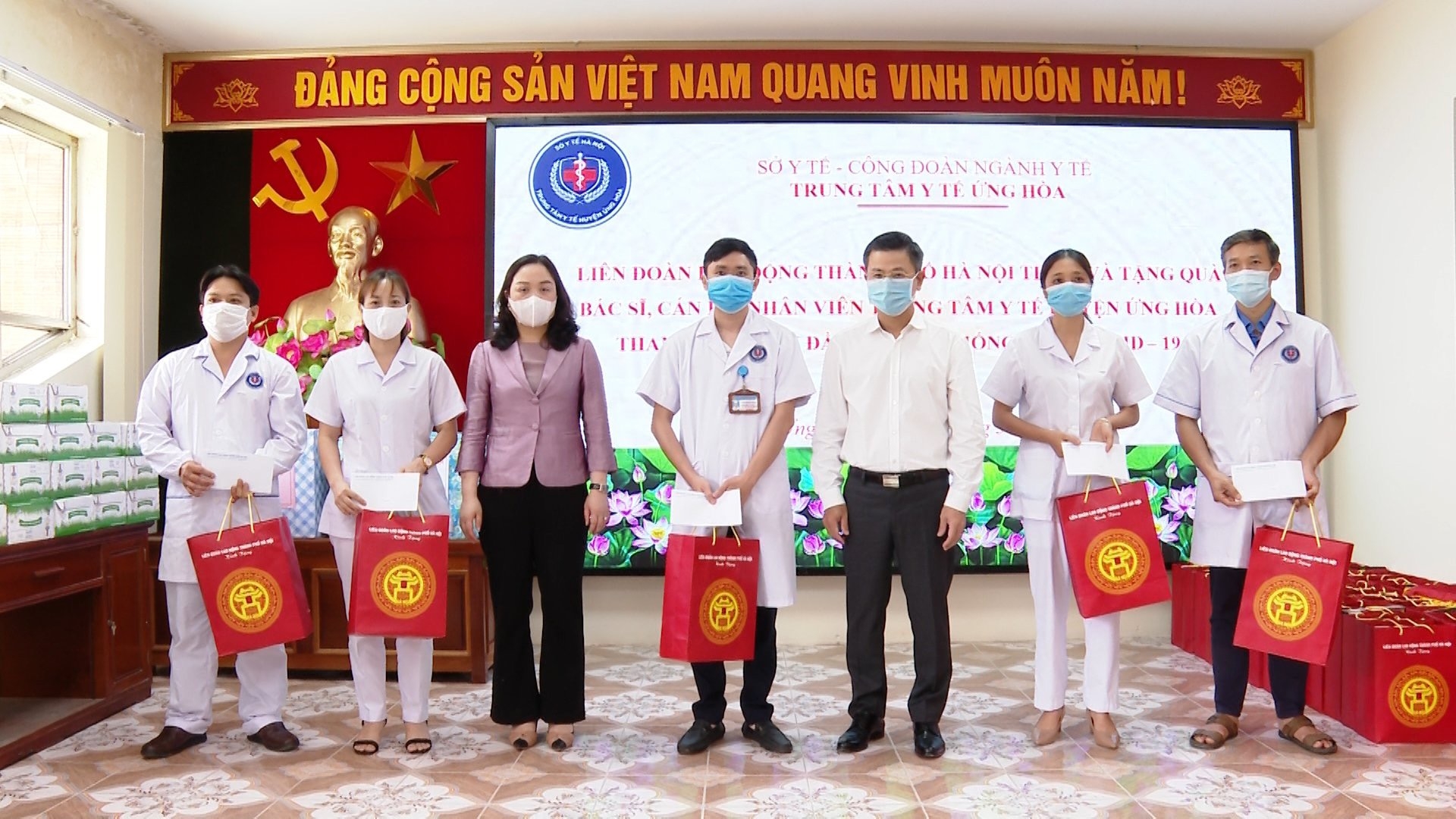 Chủ tịch Liên đoàn Lao động Thành phố thăm, tặng quà lực lượng y tế huyện Ứng Hòa