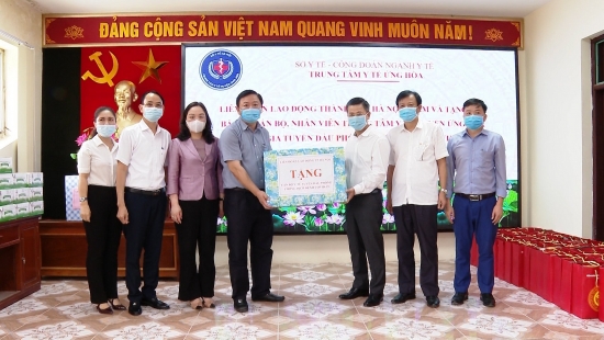 Chủ tịch Liên đoàn Lao động Thành phố thăm, tặng quà lực lượng y tế huyện Ứng Hòa