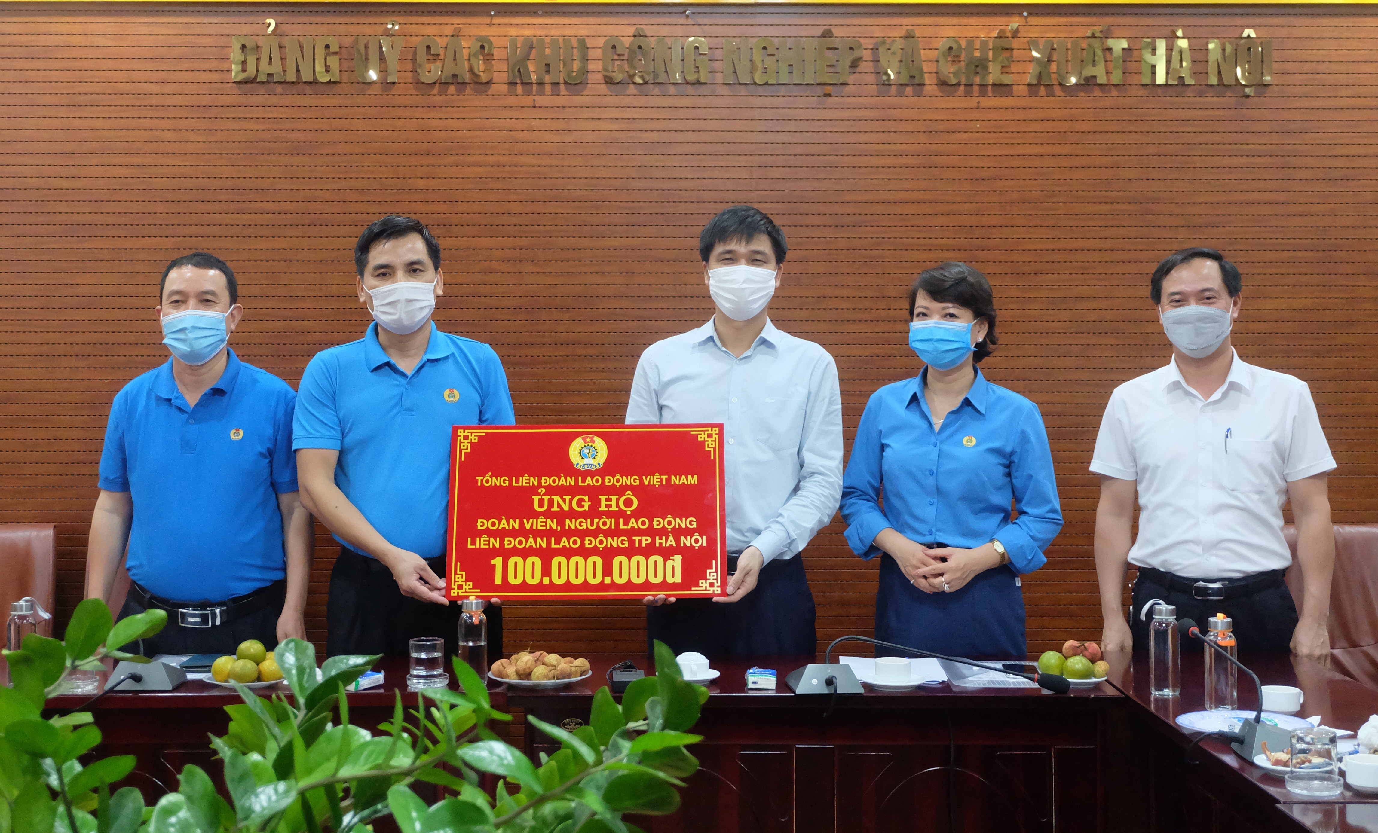 Tổng Liên đoàn Lao động Việt Nam trao 100 triệu đồng hỗ trợ đoàn viên, người lao động Thủ đô
