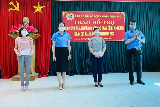 Liên đoàn Lao động huyện Phúc Thọ trao hỗ trợ cho người lao động có hoàn cảnh khó khăn nhân dịp Tháng Công nhân