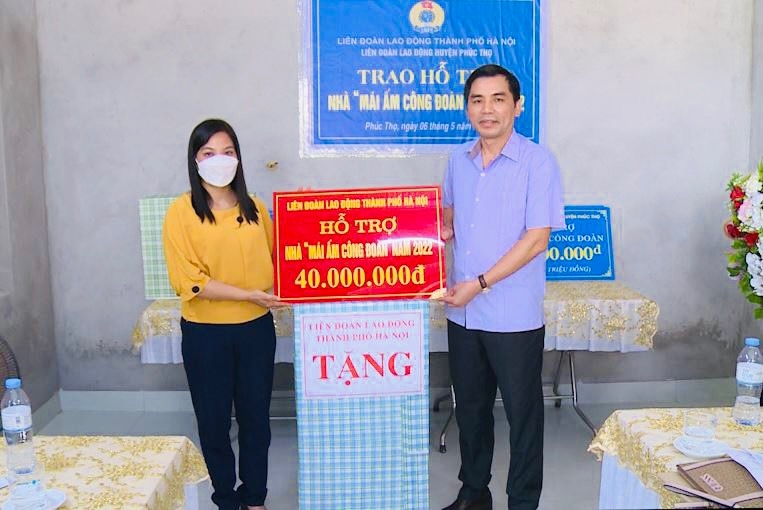 Trao hỗ trợ “Mái ấm Công đoàn” cho đoàn viên khó khăn tại huyện Phúc Thọ