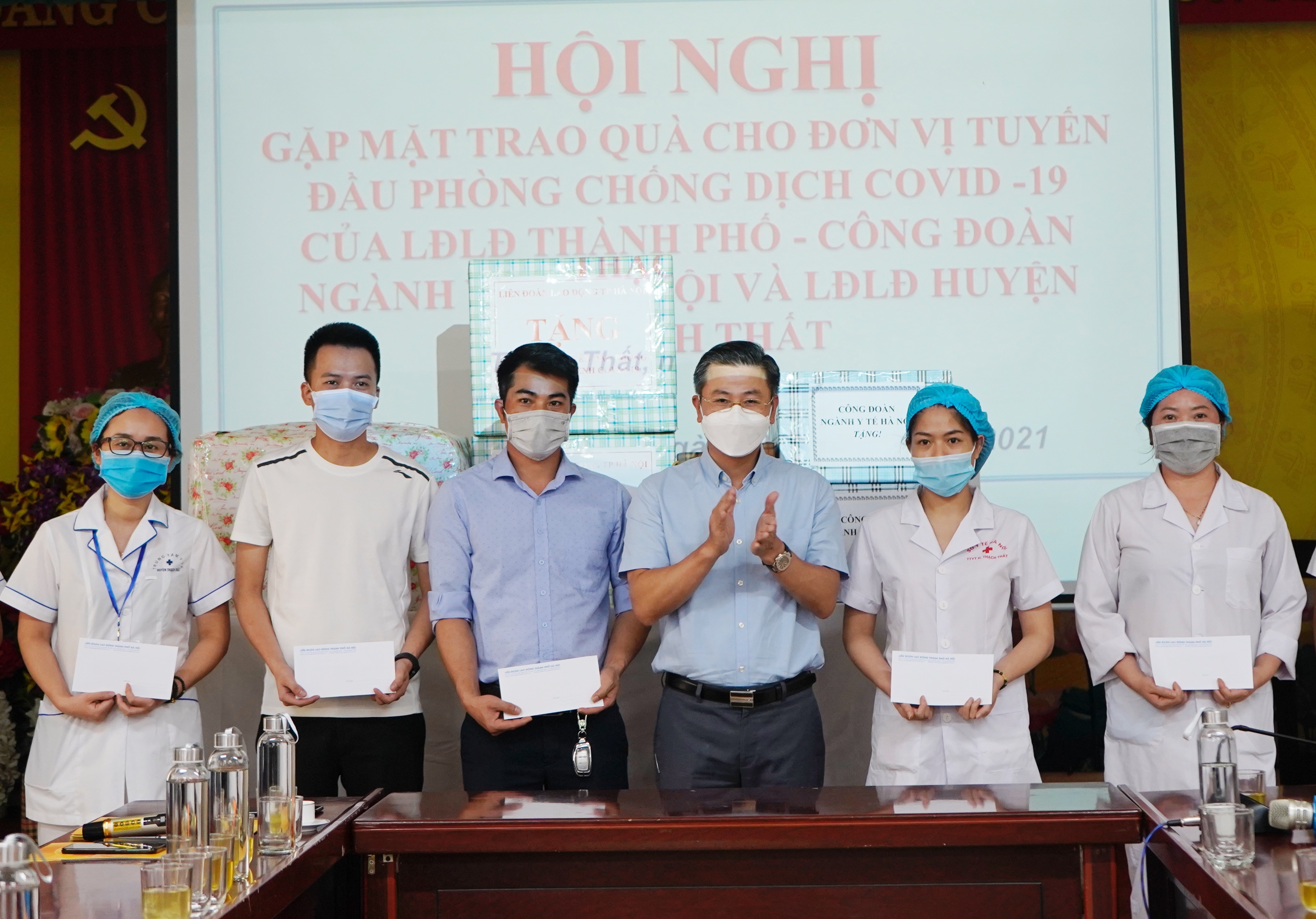 Chủ tịch Liên đoàn Lao động thành phố Hà Nội thăm, tặng quà, động viên lực lượng y tế huyện Thạch Thất