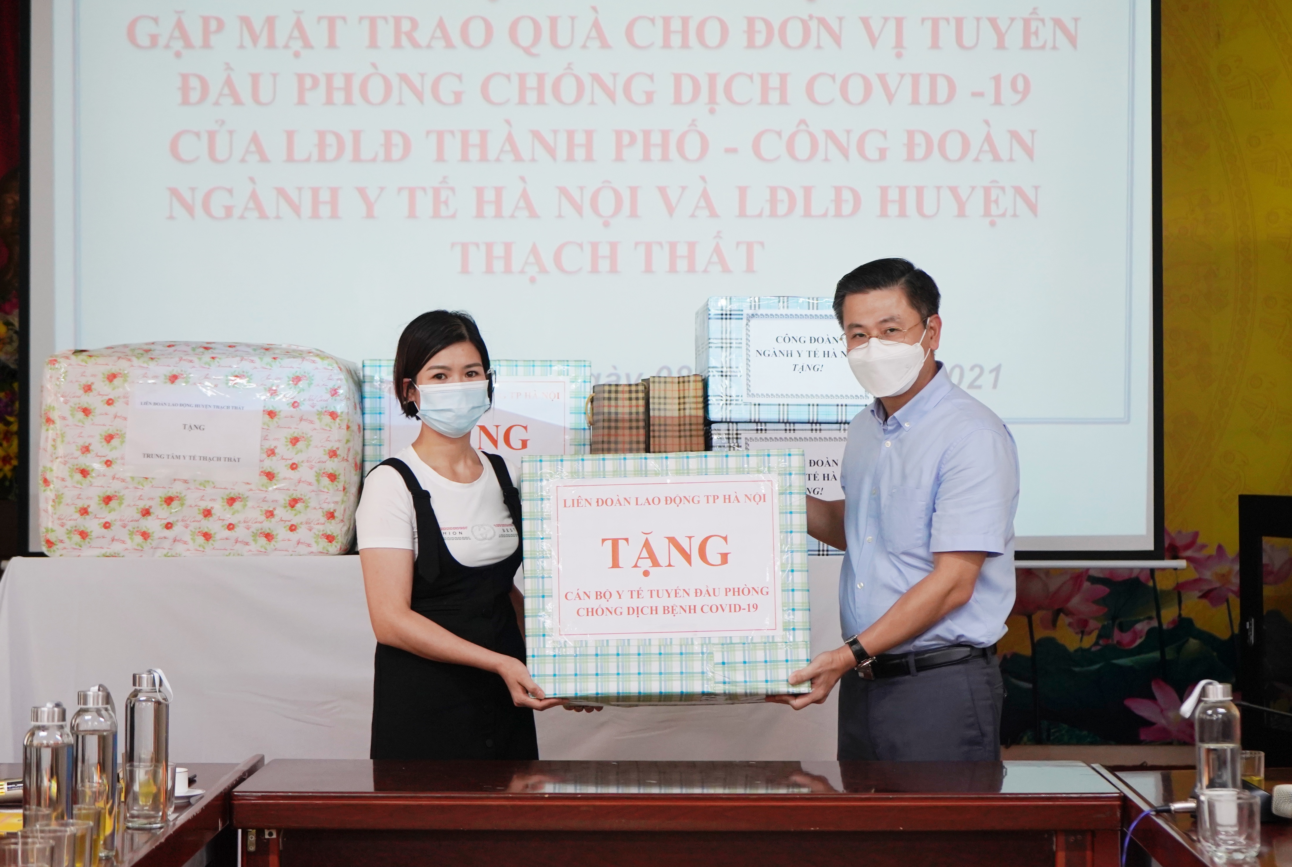 Chủ tịch Liên đoàn Lao động thành phố Hà Nội thăm, tặng quà, động viên lực lượng y tế huyện Thạch Thất