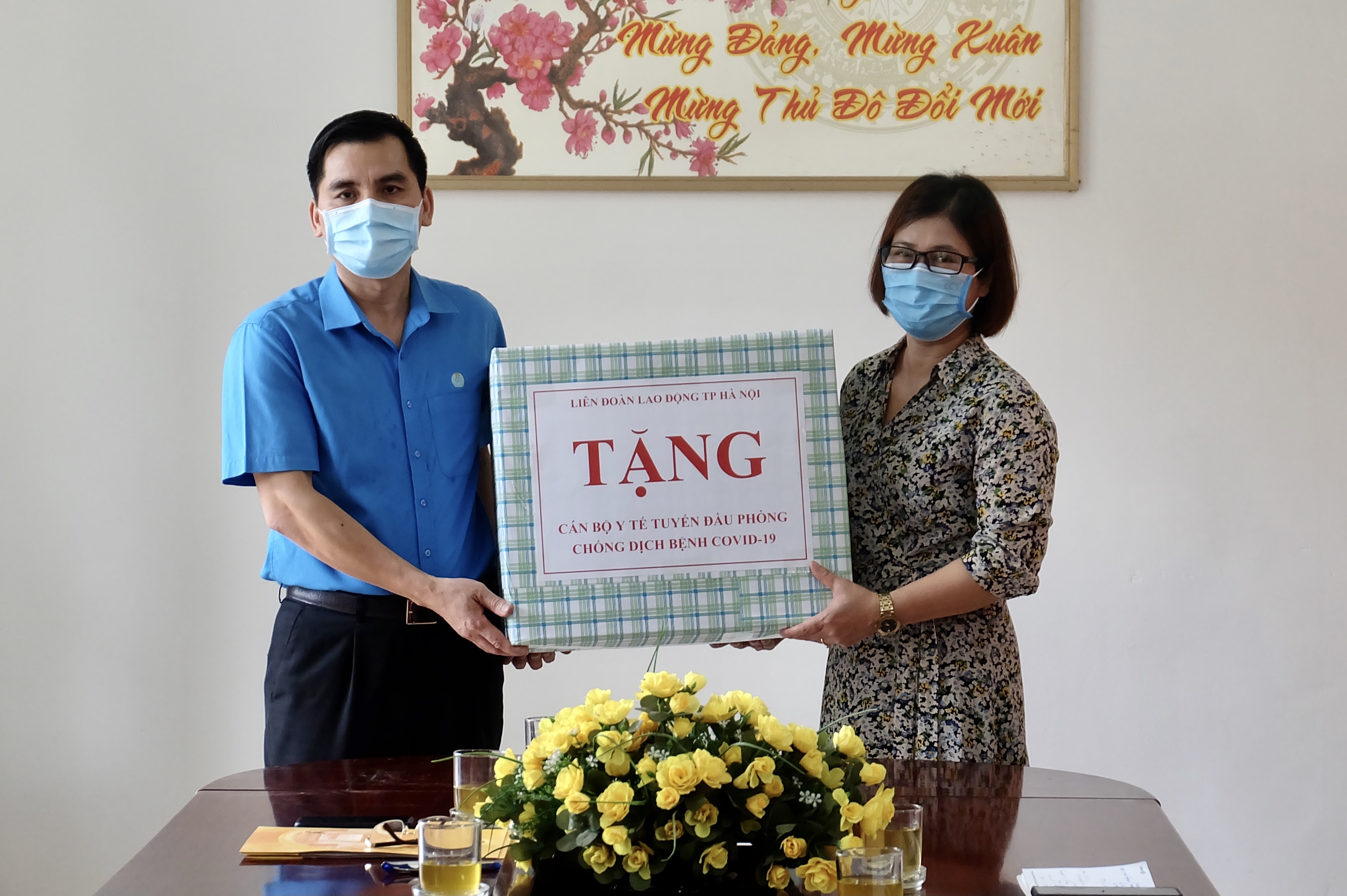 Lãnh đạo Liên đoàn Lao động thành phố Hà Nội thăm, tặng quà lực lượng y tế quận Nam Từ Liêm