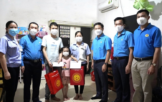 Chủ tịch Liên đoàn Lao động thành phố Hà Nội Nguyễn Phi Thường trao hỗ trợ cho người lao động bị ảnh hưởng bởi dịch Covid-19