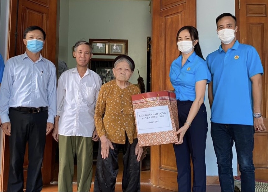 Liên đoàn Lao động huyện Phúc Thọ: Thăm, tặng quà cho các Mẹ Việt Nam anh hùng