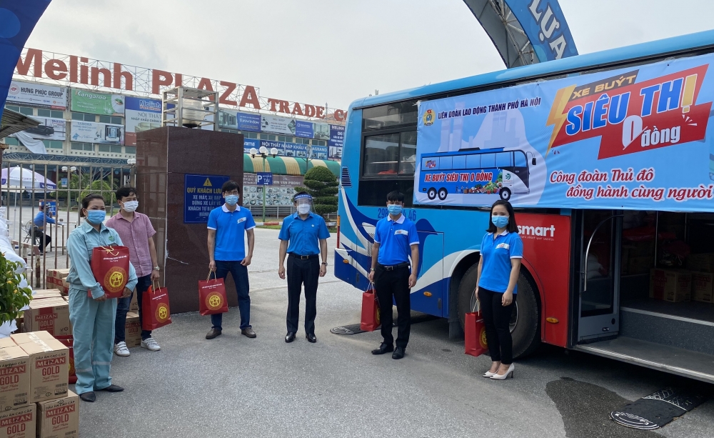 “Xe buýt siêu thị 0 đồng” mang hơn 800 suất quà đến với người lao động tại huyện Mê Linh và ngành Xây dựng Hà Nội