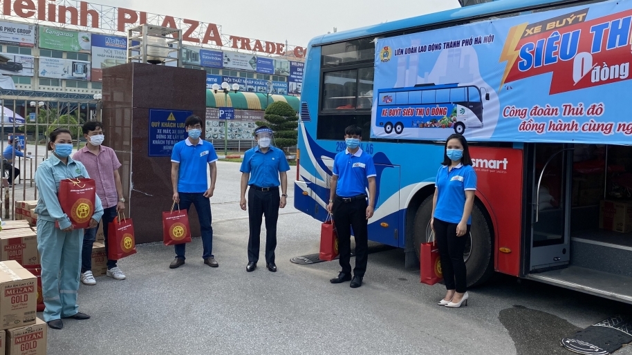 “Xe buýt siêu thị 0 đồng” mang hơn 800 suất quà đến với người lao động tại huyện Mê Linh và ngành Xây dựng Hà Nội