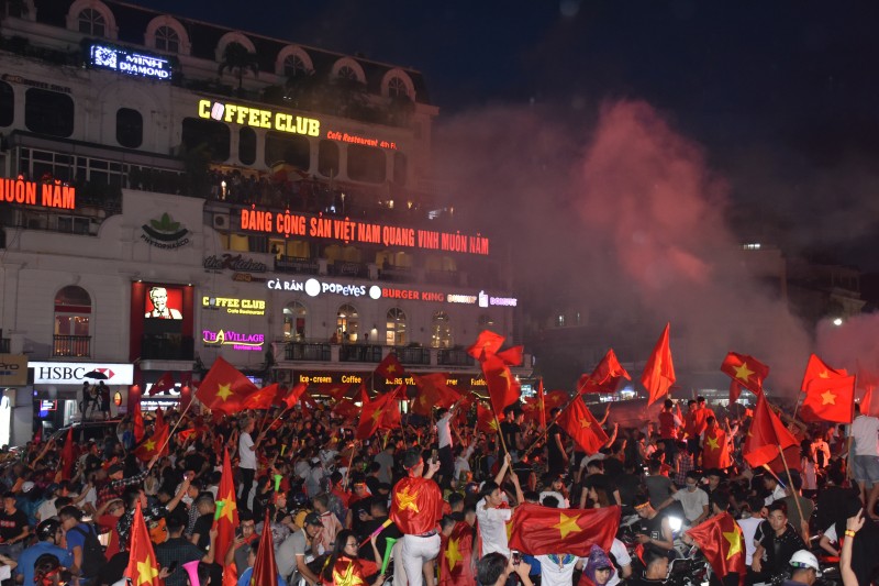 Bóng đá Việt Nam đã giành được chiếc cúp của “niềm tin chiến thắng”
