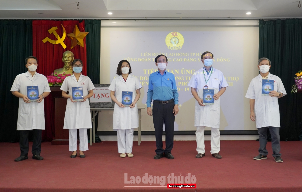 Lãnh đạo LĐLĐ Thành phố thăm, tặng quà lực lượng tuyến đầu chống dịch tại Trường Cao đẳng Y tế Hà Đông