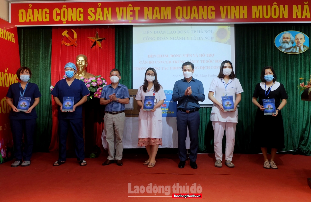 Chủ tịch LĐLĐ thành phố Hà Nội thăm, động viên lực lượng y tế và trao “Túi An sinh Công đoàn” cho người lao động tại huyện Sóc Sơn