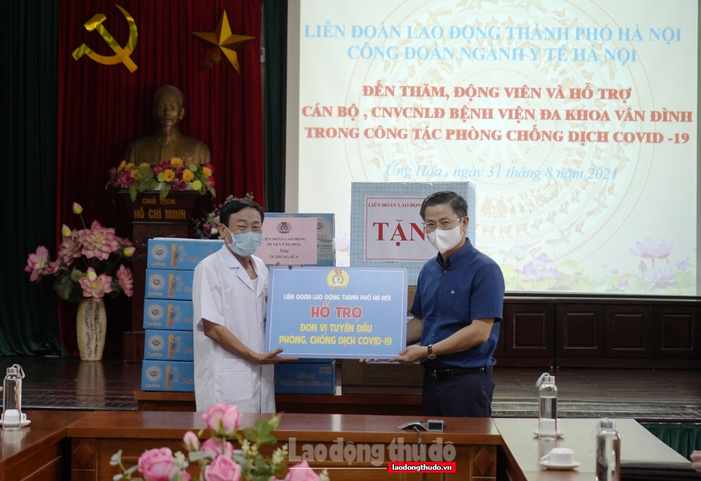 Chủ tịch LĐLĐ thành phố Hà Nội trao quà động viên người lao động các huyện Ứng Hòa và Mỹ Đức
