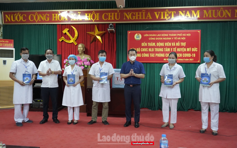 Chủ tịch LĐLĐ thành phố Hà Nội trao quà động viên người lao động các huyện Ứng Hòa và Mỹ Đức