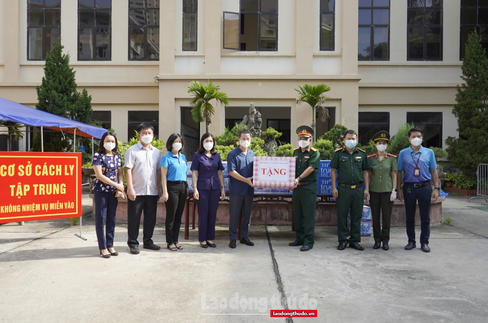 Chủ tịch LĐLĐ thành phố Hà Nội trao hỗ trợ cho người lao động và lực lượng tuyến đầu chống dịch tại quận Cầu Giấy