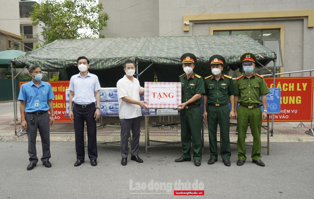 Chủ tịch LĐLĐ thành phố Hà Nội trao 1000 “Túi An sinh Công đoàn” cho người lao động quận Thanh Xuân