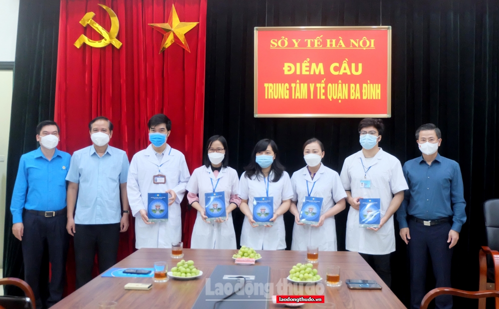 Chủ tịch LĐLĐ thành phố Hà Nội trao quà, động viên NLĐ và lực lượng tham gia phòng, chống dịch