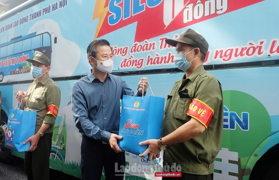 Chủ tịch LĐLĐ thành phố Hà Nội trao quà, động viên NLĐ và lực lượng tham gia phòng, chống dịch
