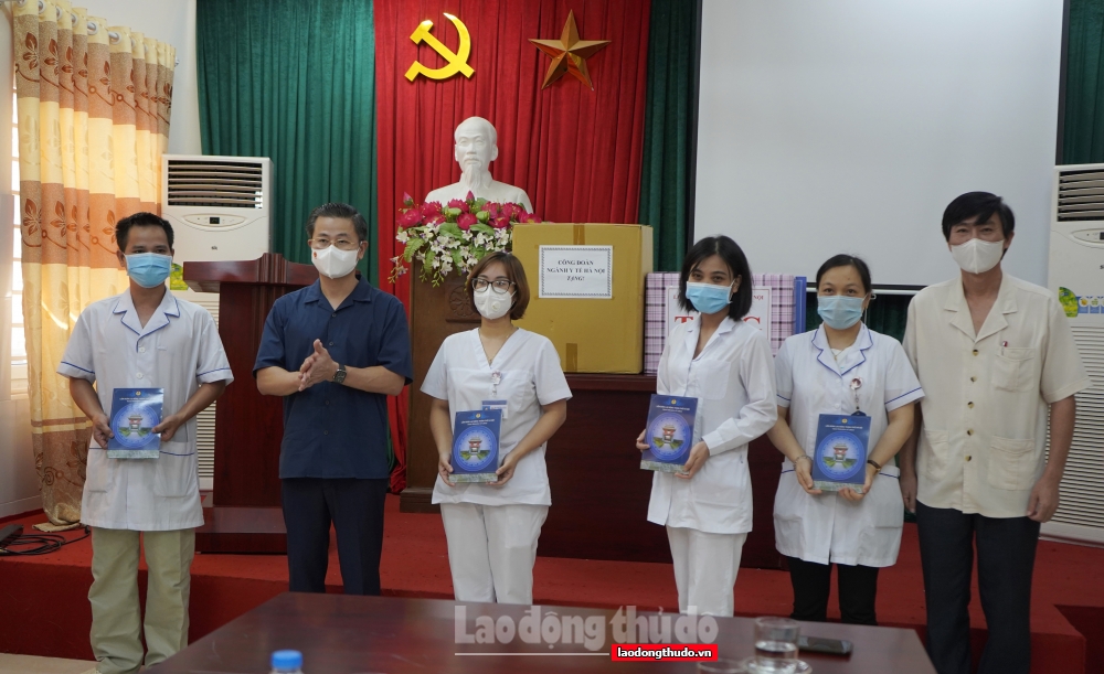 Chủ tịch LĐLĐ thành phố Hà Nội trao hỗ trợ cho NLĐ, lực lượng tuyến đầu chống dịch quận Hà Đông