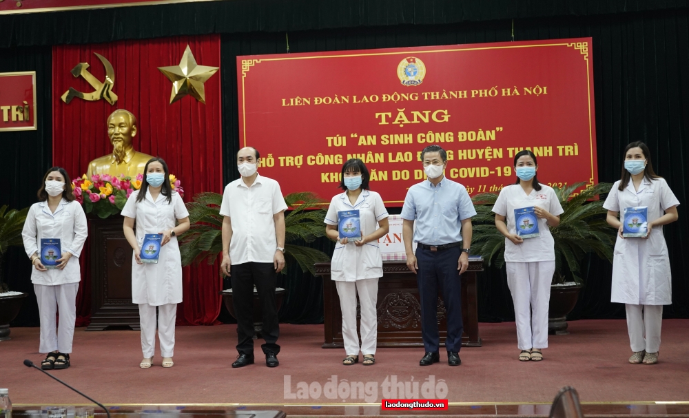 Chủ tịch LĐLĐ thành phố Hà Nội trao hỗ trợ cho người lao động, lực lượng tuyến đầu chống dịch