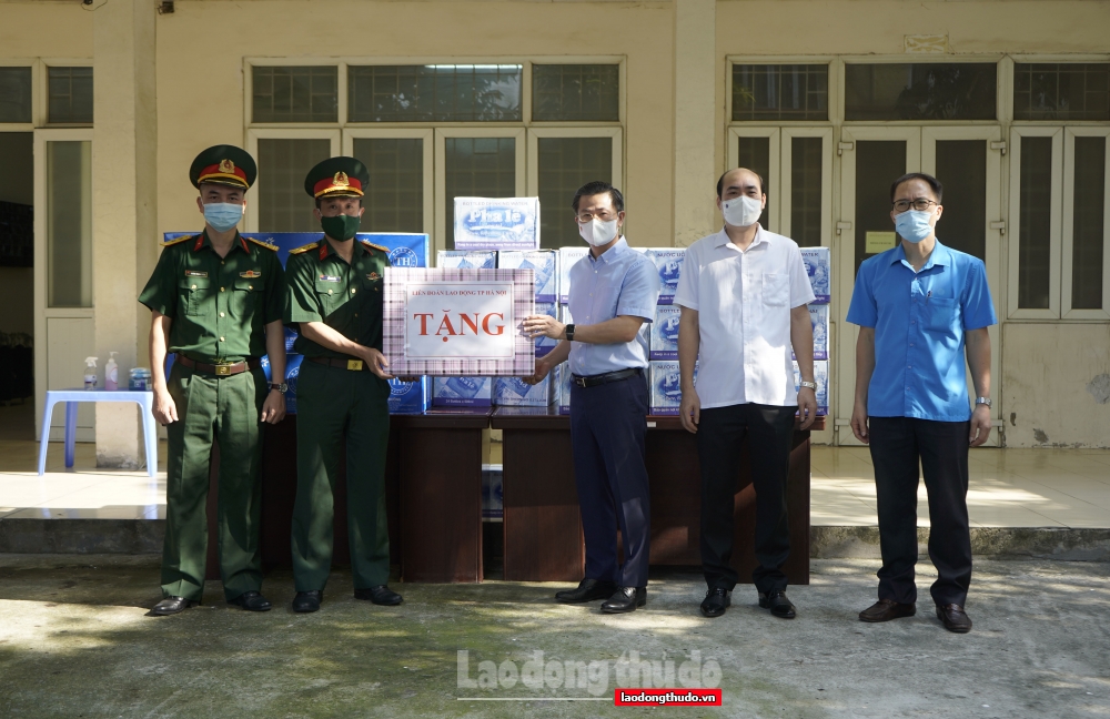 Chủ tịch LĐLĐ thành phố Hà Nội trao hỗ trợ cho người lao động, lực lượng tuyến đầu chống dịch