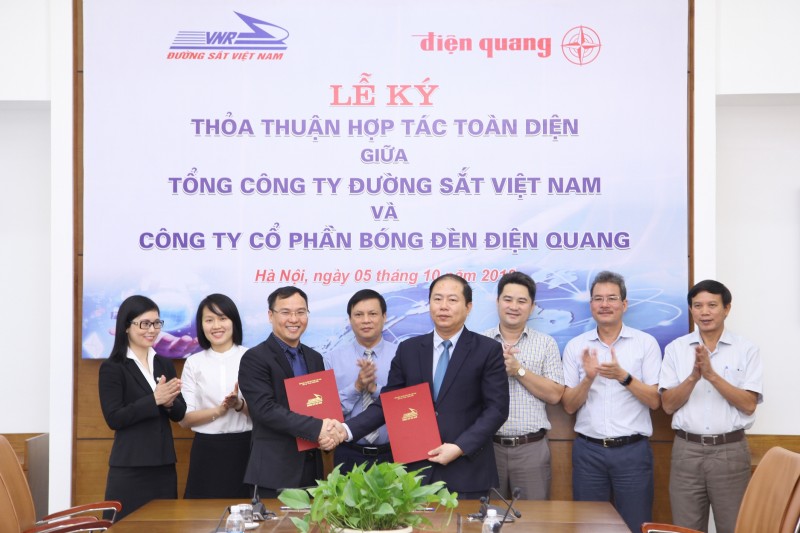Tổng Công ty Đường sắt Việt Nam ký thỏa thuận hợp tác chiến lược với Điện Quang