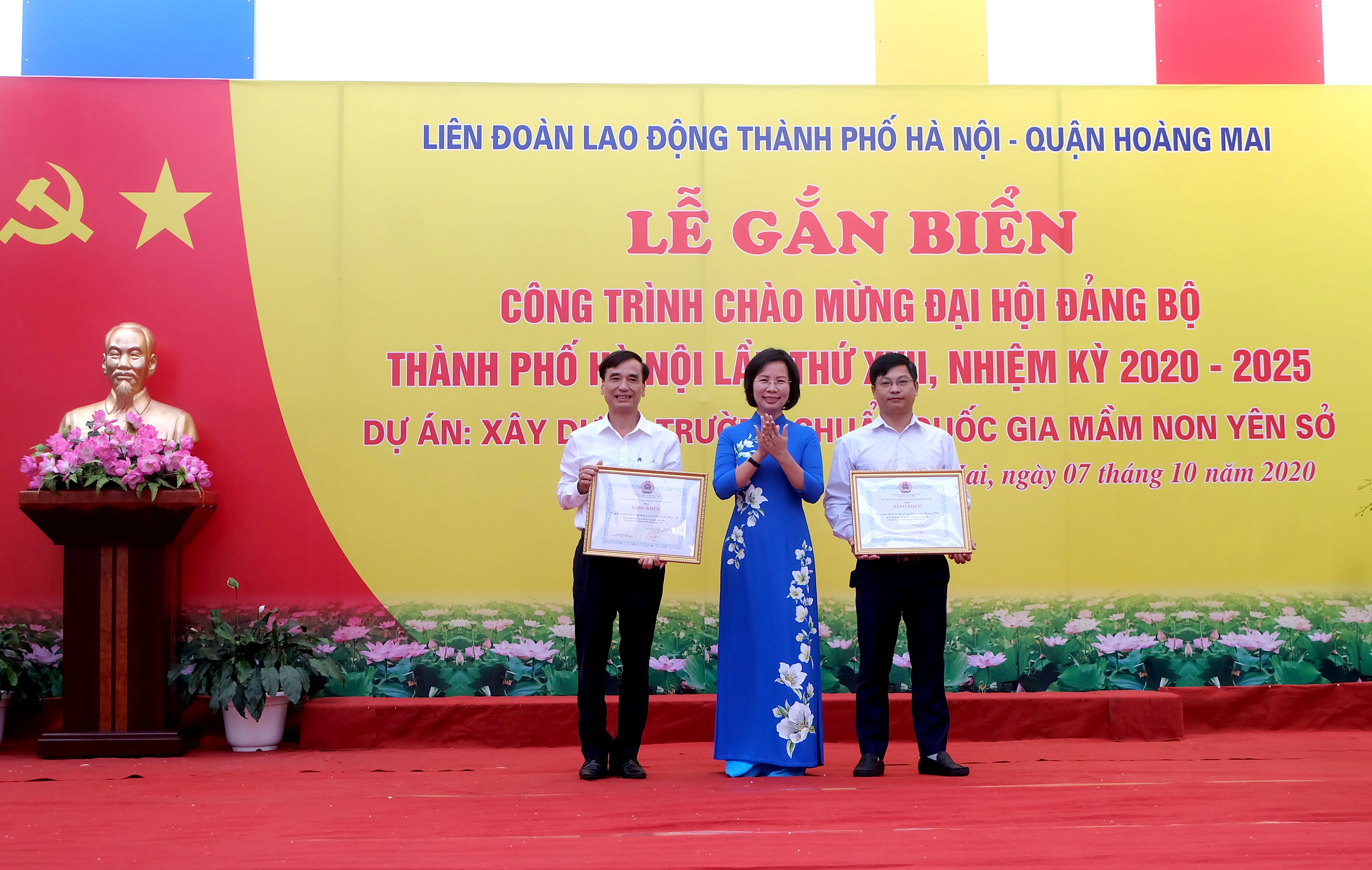 Gắn biển công trình chào mừng Đại hội Đảng bộ Thành phố Hà Nội