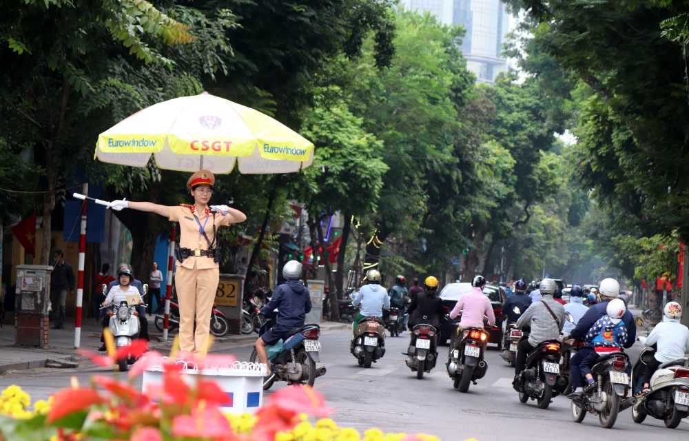 Lực lượng chức năng đảm bảo an toàn giao thông phục vụ Đại hội đại biểu lần thứ XVII Đảng bộ thành phố Hà Nội