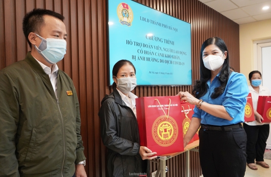 Lãnh đạo LĐLĐ Thành phố trao hỗ trợ cho lao động bị ảnh hưởng bởi dịch tại quận Hoàn Kiếm