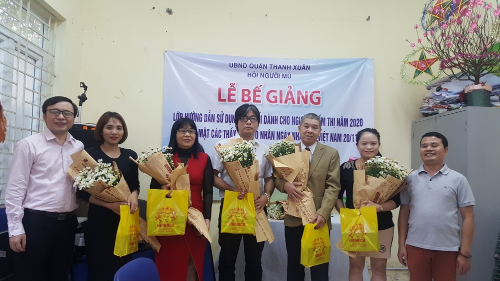 Hội người mù quận Thanh Xuân biểu dương các thầy cô giúp người khiếm thị