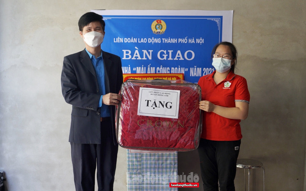 Người lao động tại huyện Đông Anh đón nhận hỗ trợ nhà “Mái ấm Công đoàn”