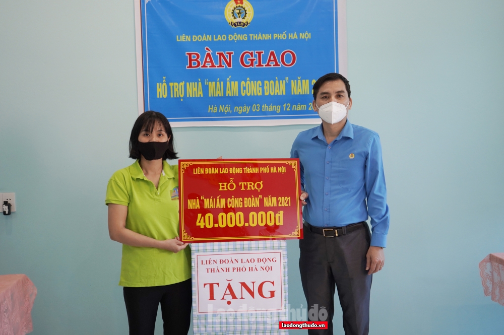 Người lao động tại huyện Đông Anh đón nhận hỗ trợ nhà “Mái ấm Công đoàn”