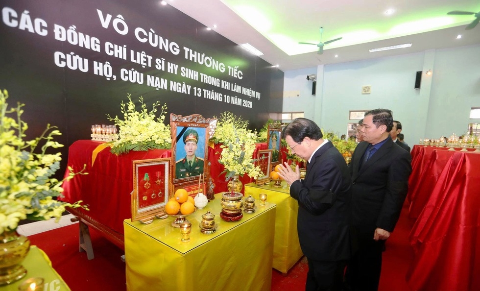 Phó Thủ tướng Chính Phủ Trịnh Đình Dũng vĩnh biệt các liệt sĩ, ảnh Nguyễn Khánh